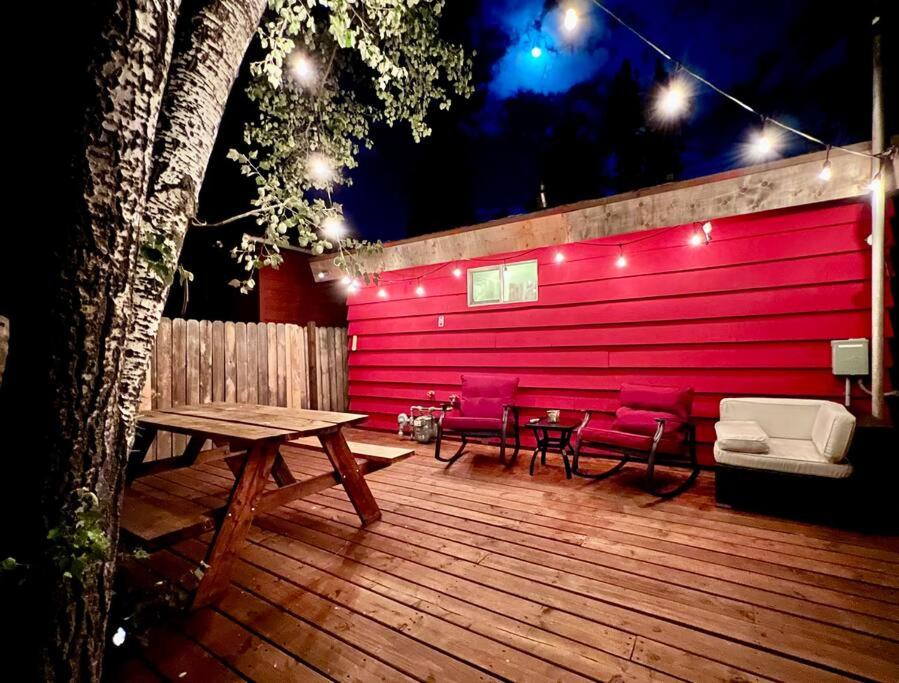 Private hot tub deck pets WiFi The Little Red Box - Housity