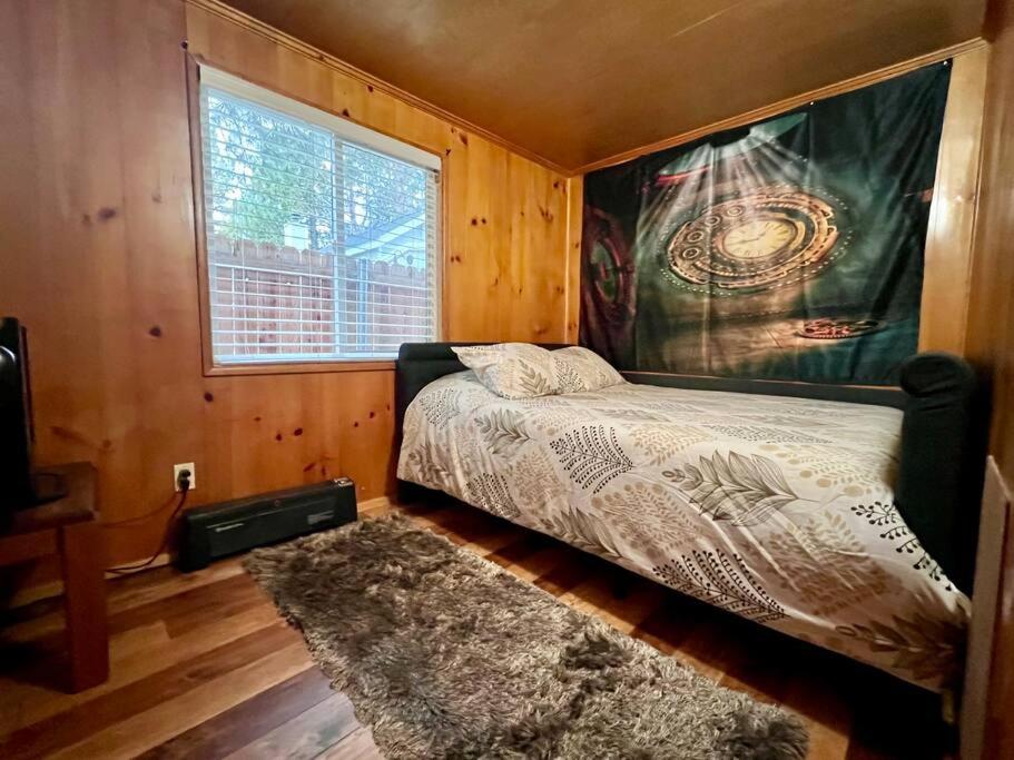 Private hot tub deck pets WiFi The Little Red Box - Housity