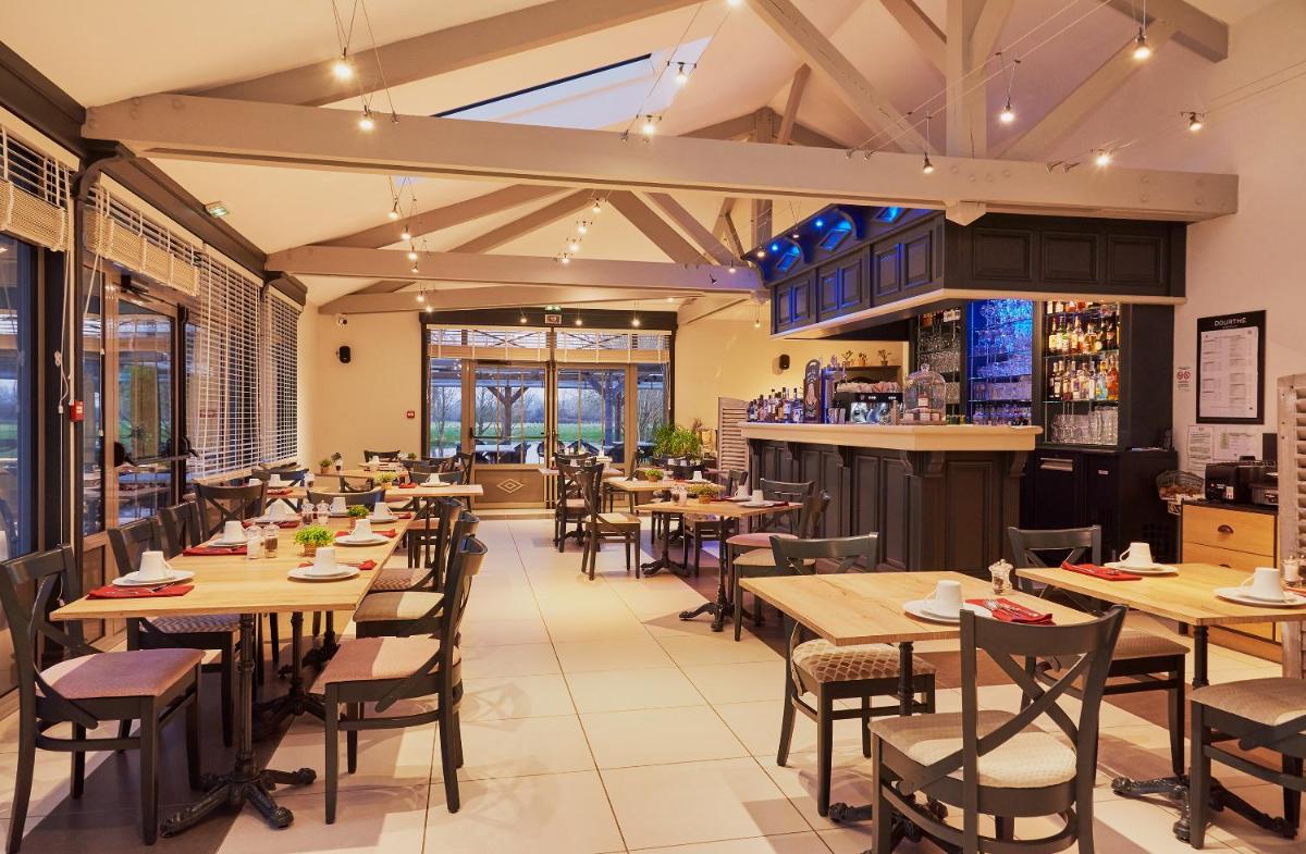 Restaurant ou autre lieu de restauration dans l'établissement Hotel Spa Les Saules
