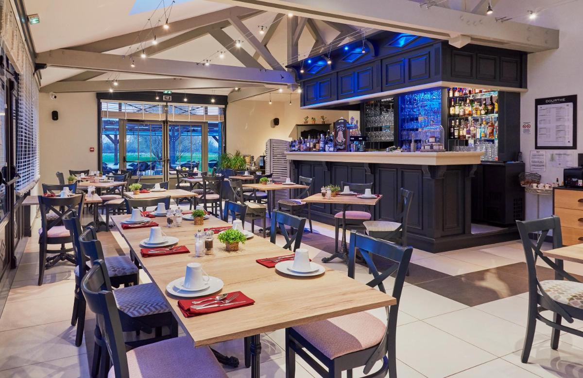 Restaurant ou autre lieu de restauration dans l'établissement Hotel Spa Les Saules