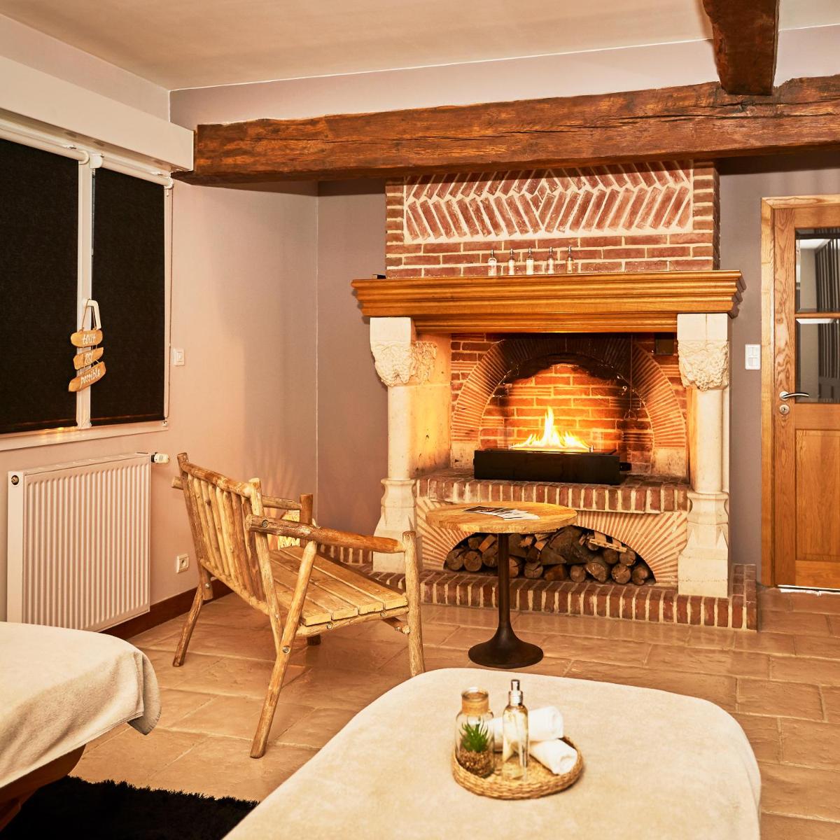 Coin salon dans l'établissement Hotel Spa Les Saules