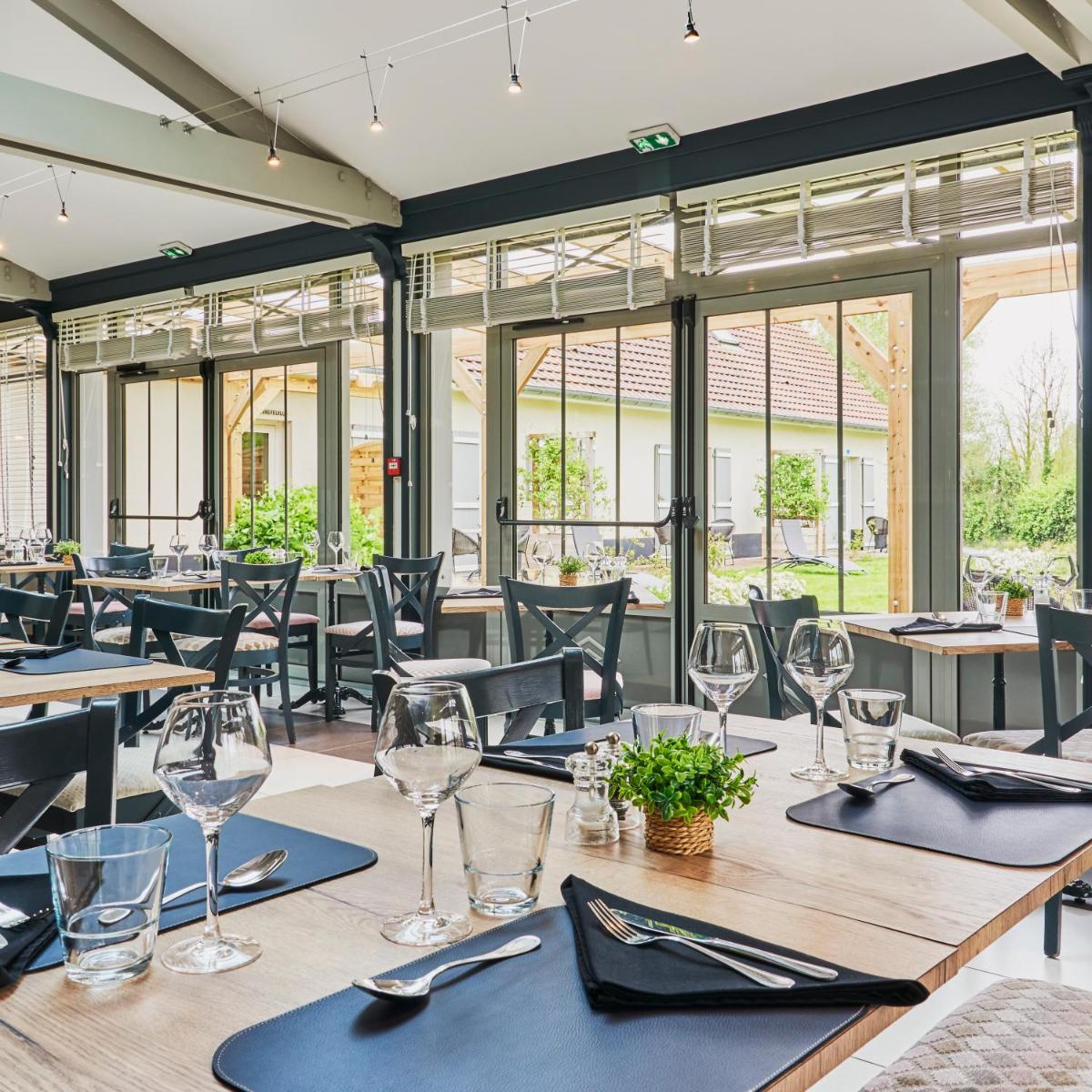 Restaurant ou autre lieu de restauration dans l'établissement Hotel Spa Les Saules