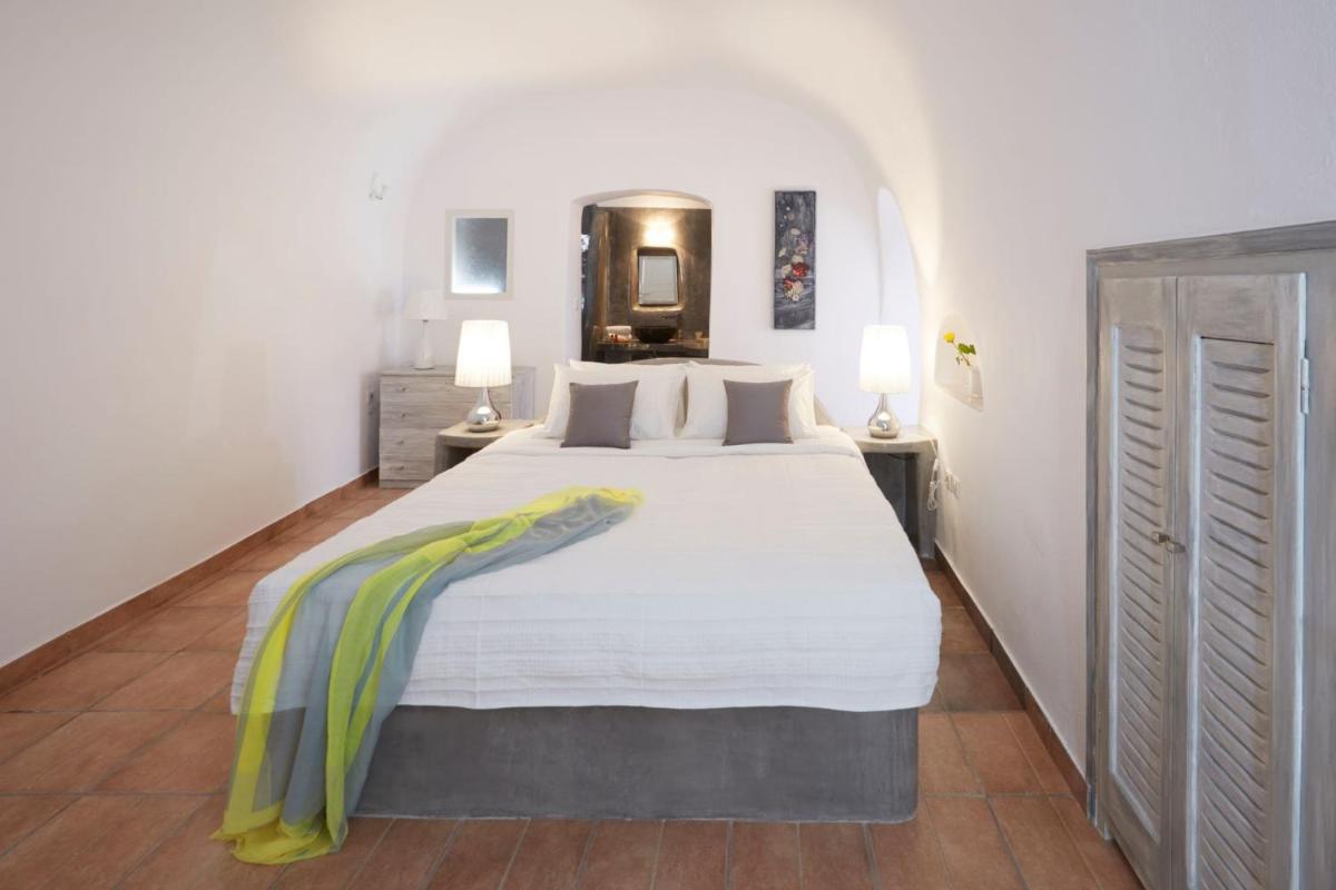 Elegant Santorini House Villa Horizon Caldera View-Outdoor Hot Tub Oia - Housity