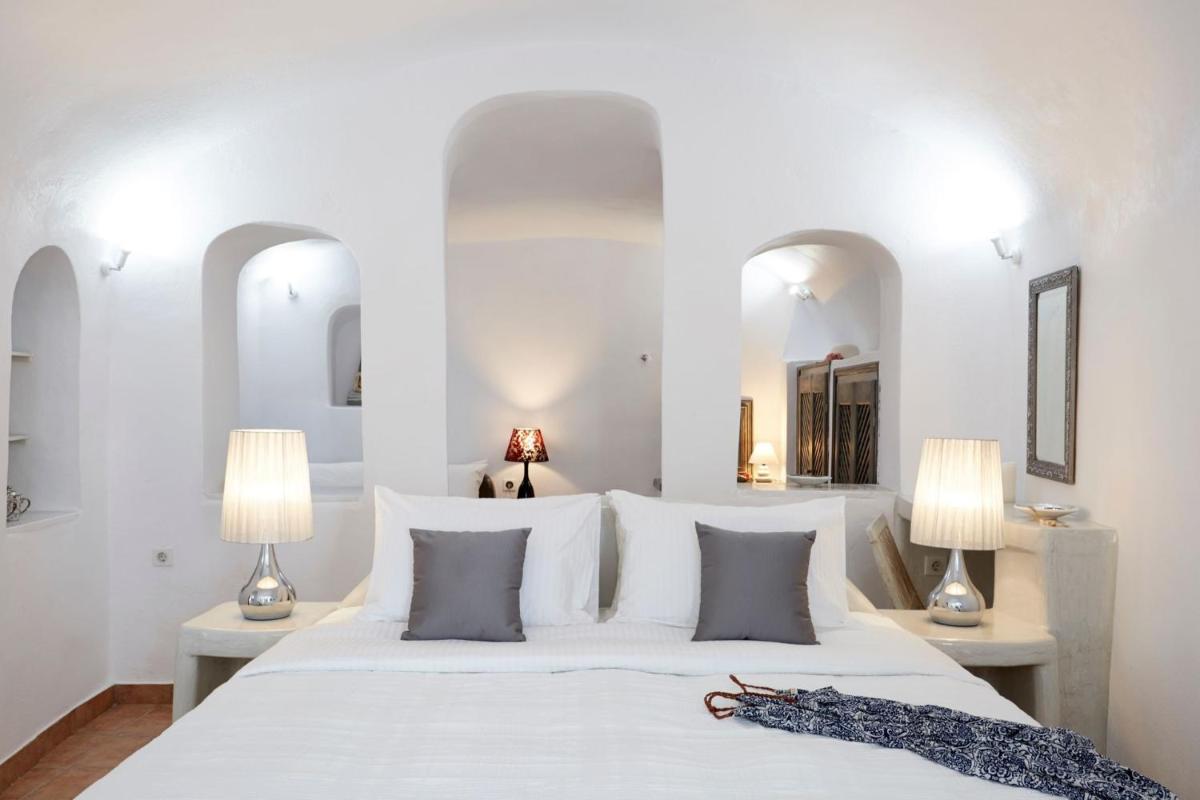 Elegant Santorini House Villa Horizon Caldera View-Outdoor Hot Tub Oia - Housity
