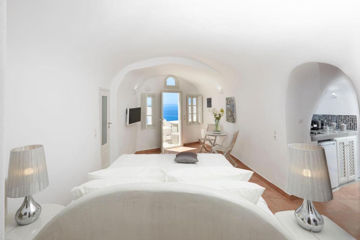 Elegant Santorini House Villa Horizon Caldera View-Outdoor Hot Tub Oia - Housity