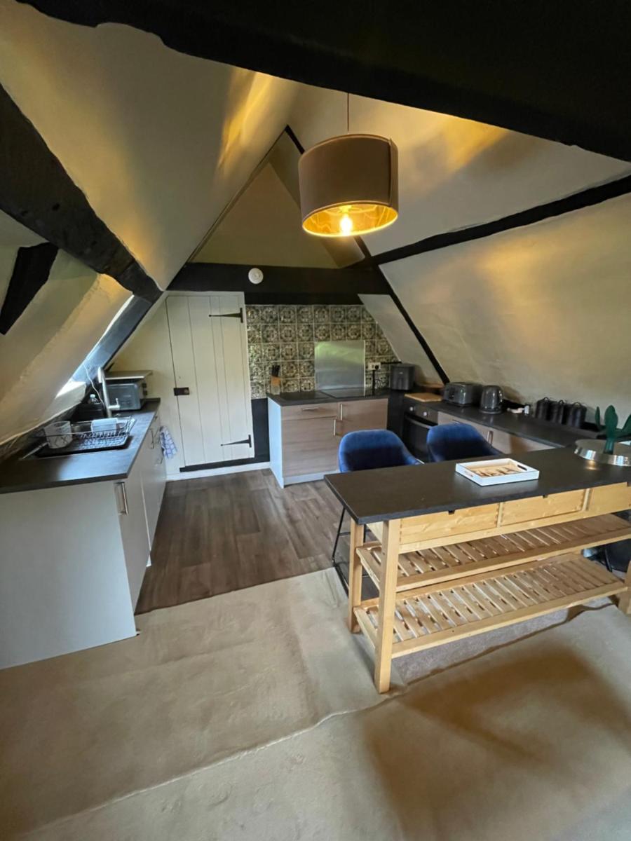 A Self Contained Flat Within a 15th Century Medieval House - Housity