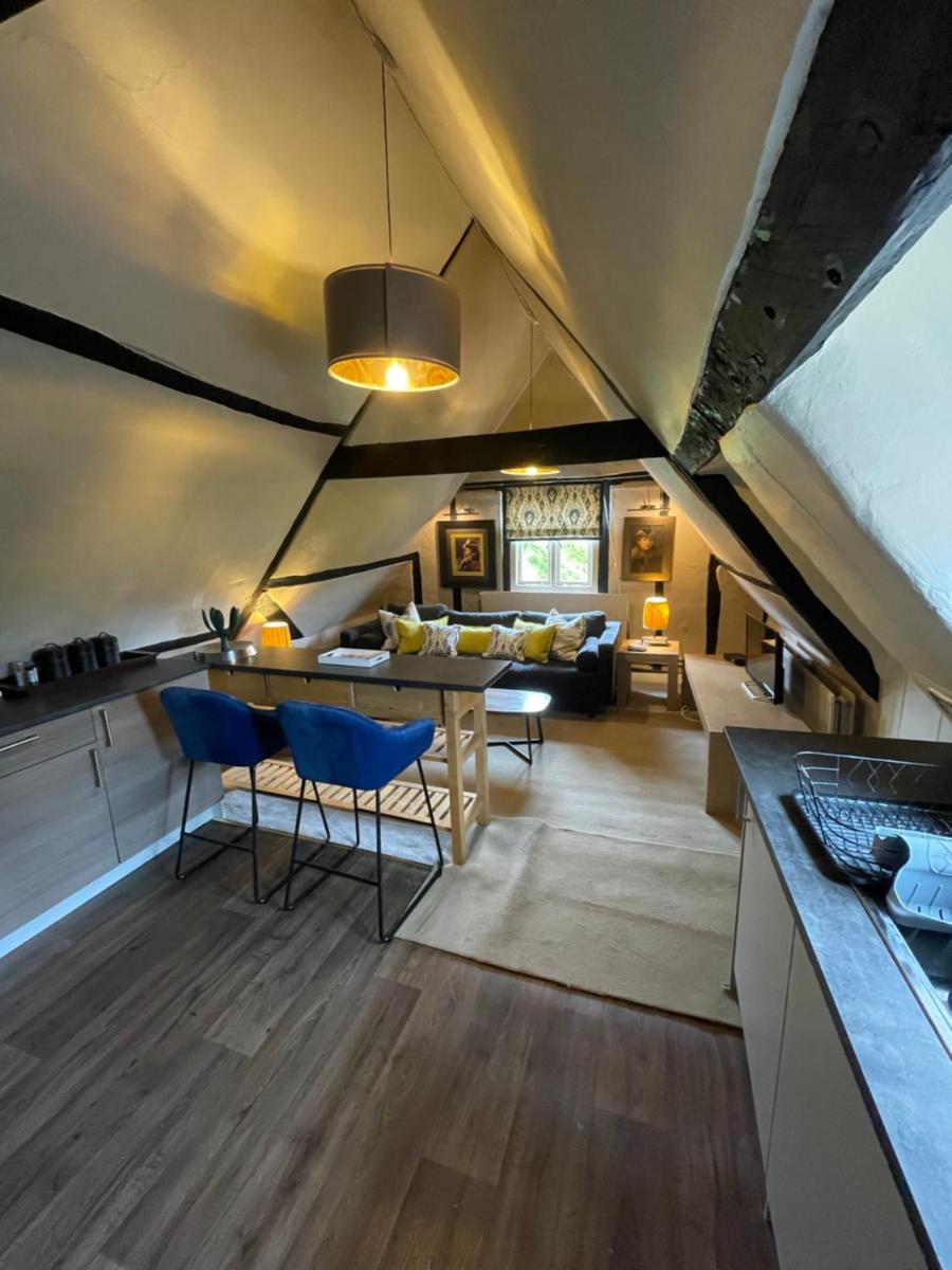 A Self Contained Flat Within a 15th Century Medieval House - Housity