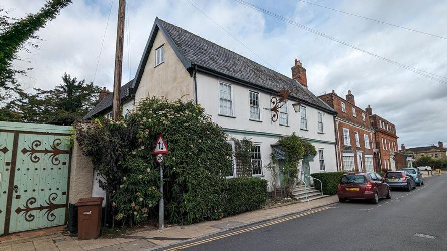 A Self Contained Flat Within a 15th Century Medieval House - Housity