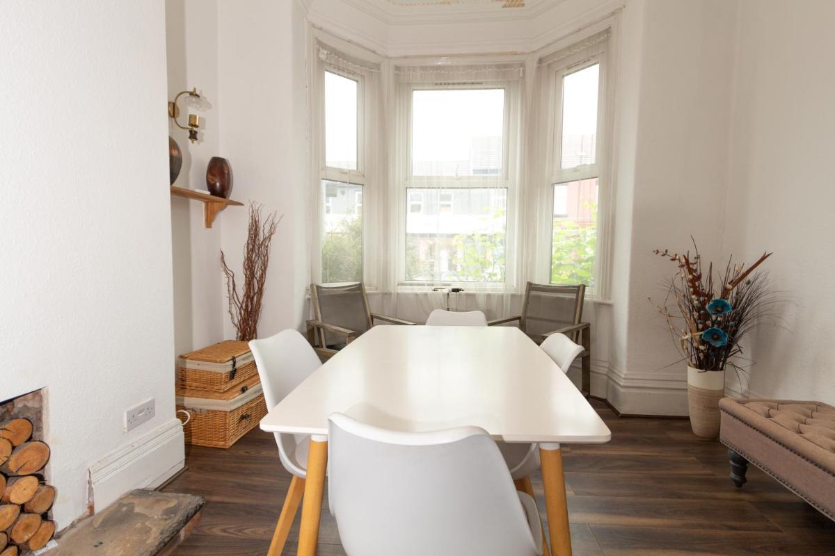 Suite 4 - Comfy Bedroom near MCR Centre - Housity