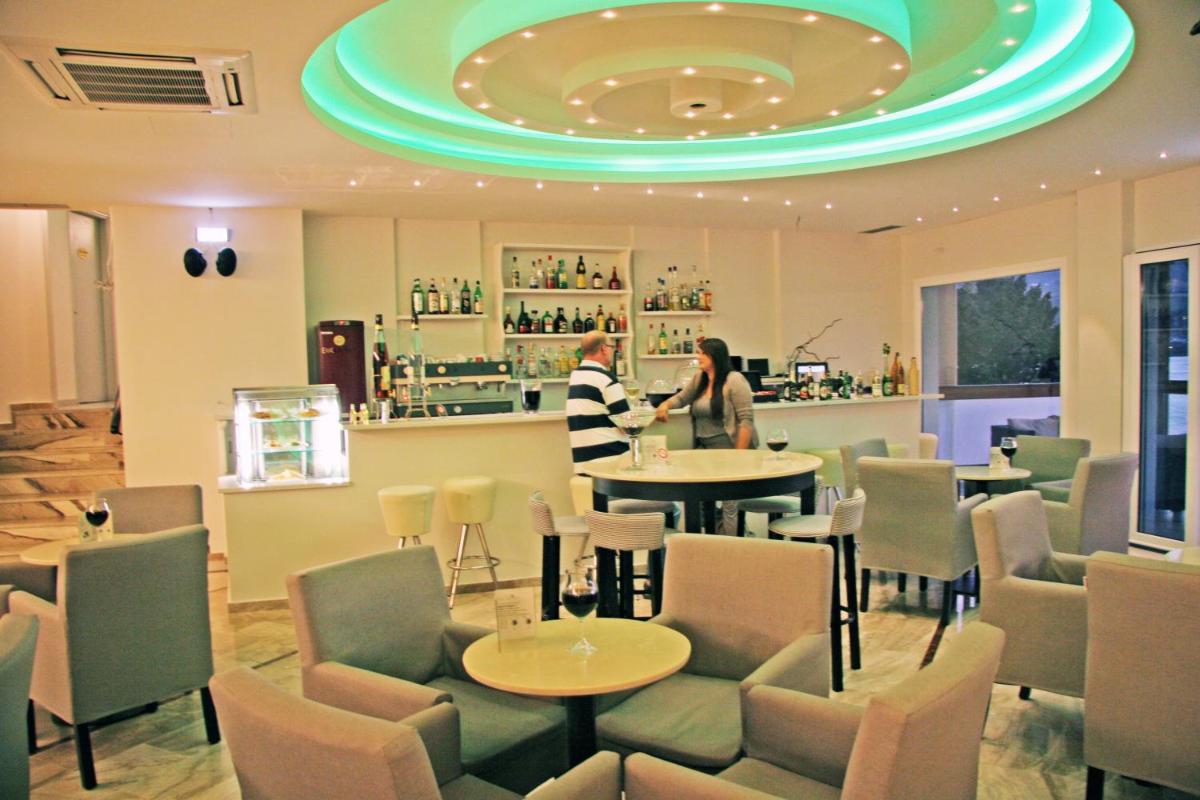 Suitetrails - Samos Bay Hotel by Gagou Beach