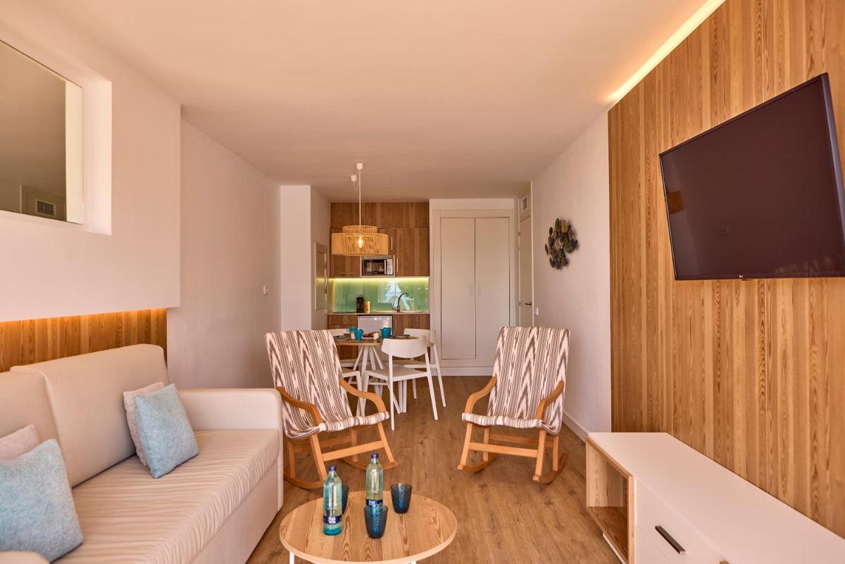 Una televisión o centro de entretenimiento en Aparthotel Ponent Mar