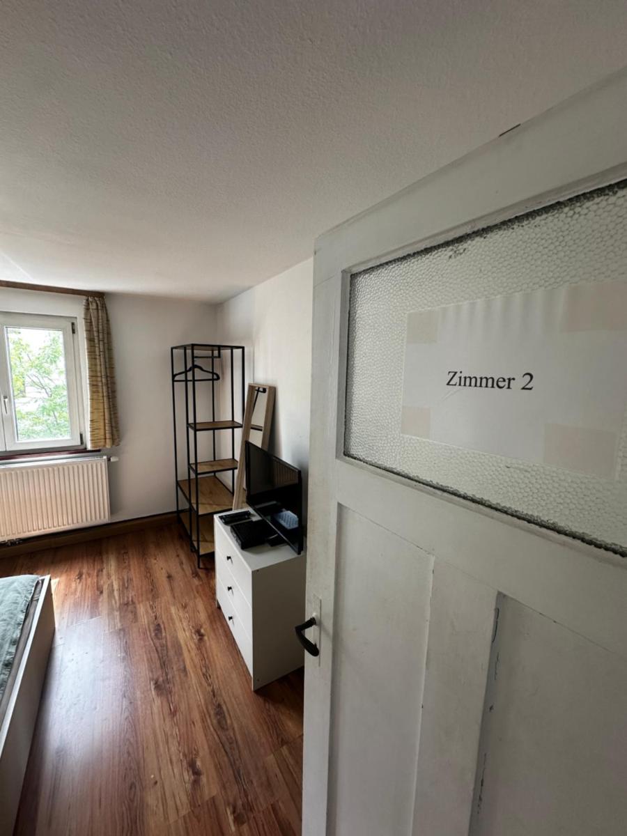 Einfaches Haus mit Privatzimmern und Gemeinschaftsräumen - Housity