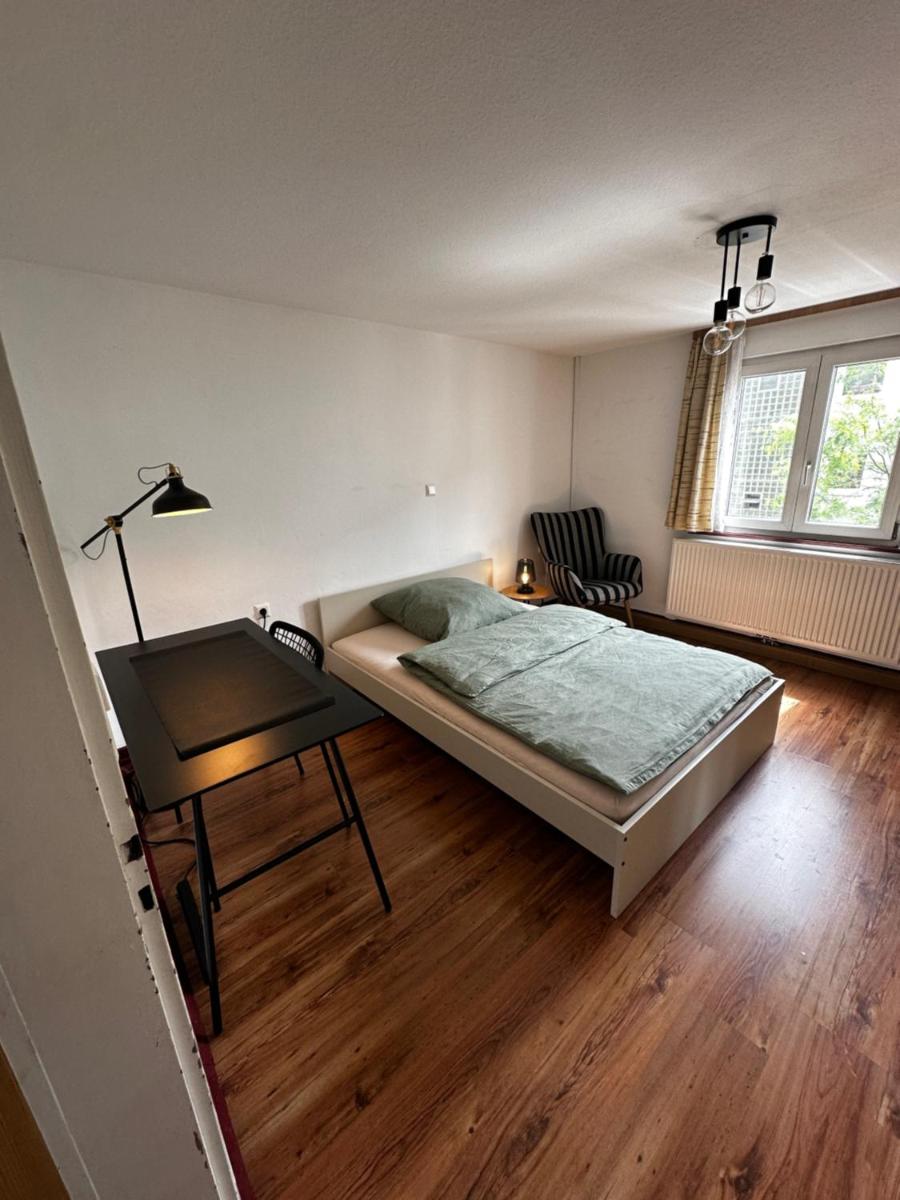 Einfaches Haus mit Privatzimmern und Gemeinschaftsräumen - Housity