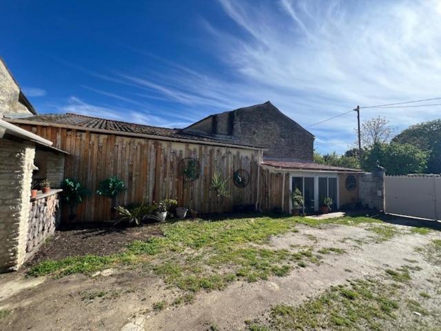 Maison et dependences, Benon, 15min La Rochelle - Housity