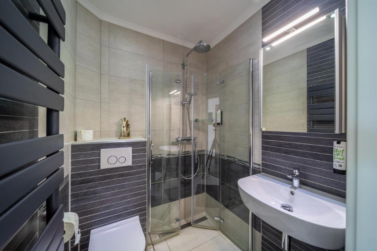Hotel Zum Halbmond - Housity