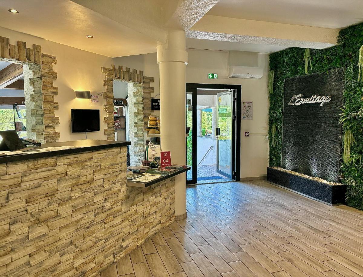 - un hall avec un bar orné d'un mur en pierre dans l'établissement Hôtel Spa L'Ermitage, aux Salles-sur-Verdon 46 autres photos