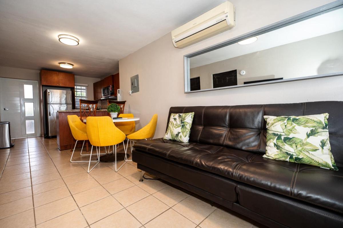 Private Jacuzzi Oasis with Mountain Views and FREE Parking - Housity