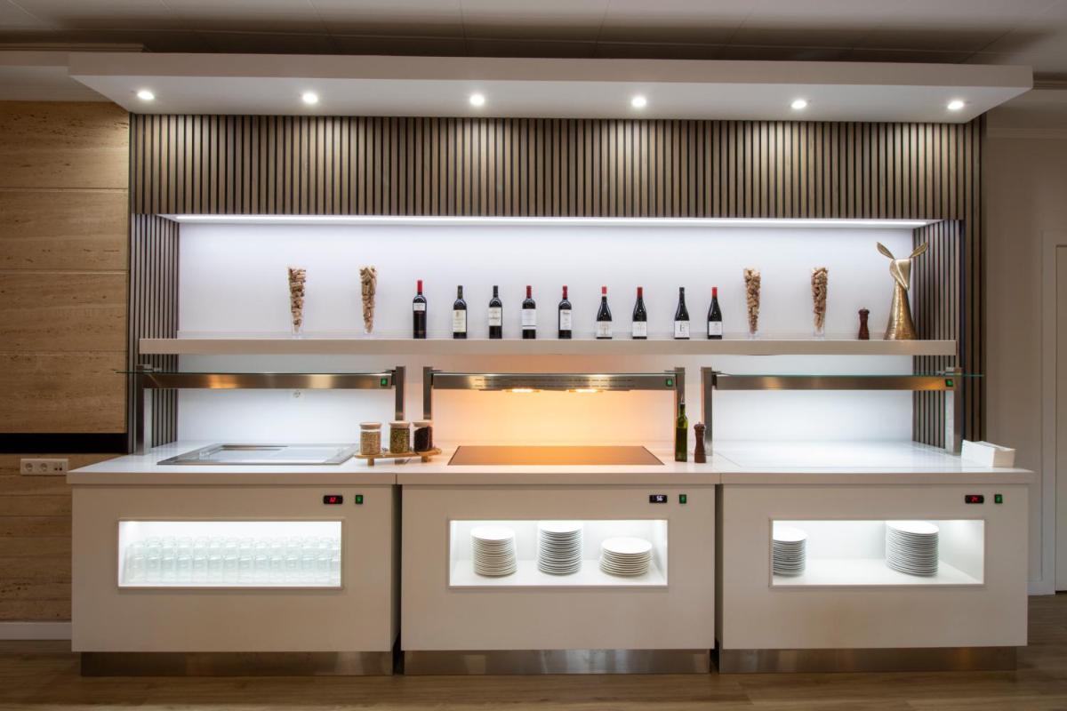 El salón o zona de bar de Hotel Rosaleda del Mijares