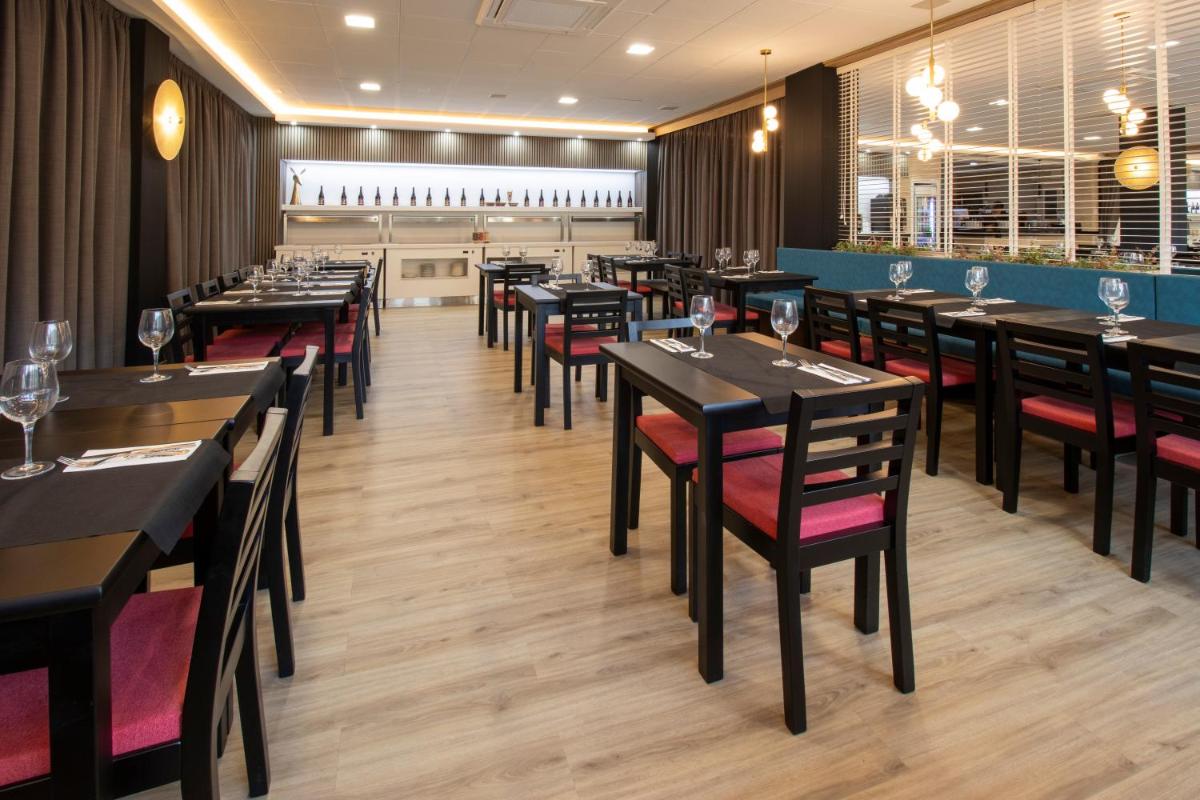 Un restaurante o sitio para comer en Hotel Rosaleda del Mijares