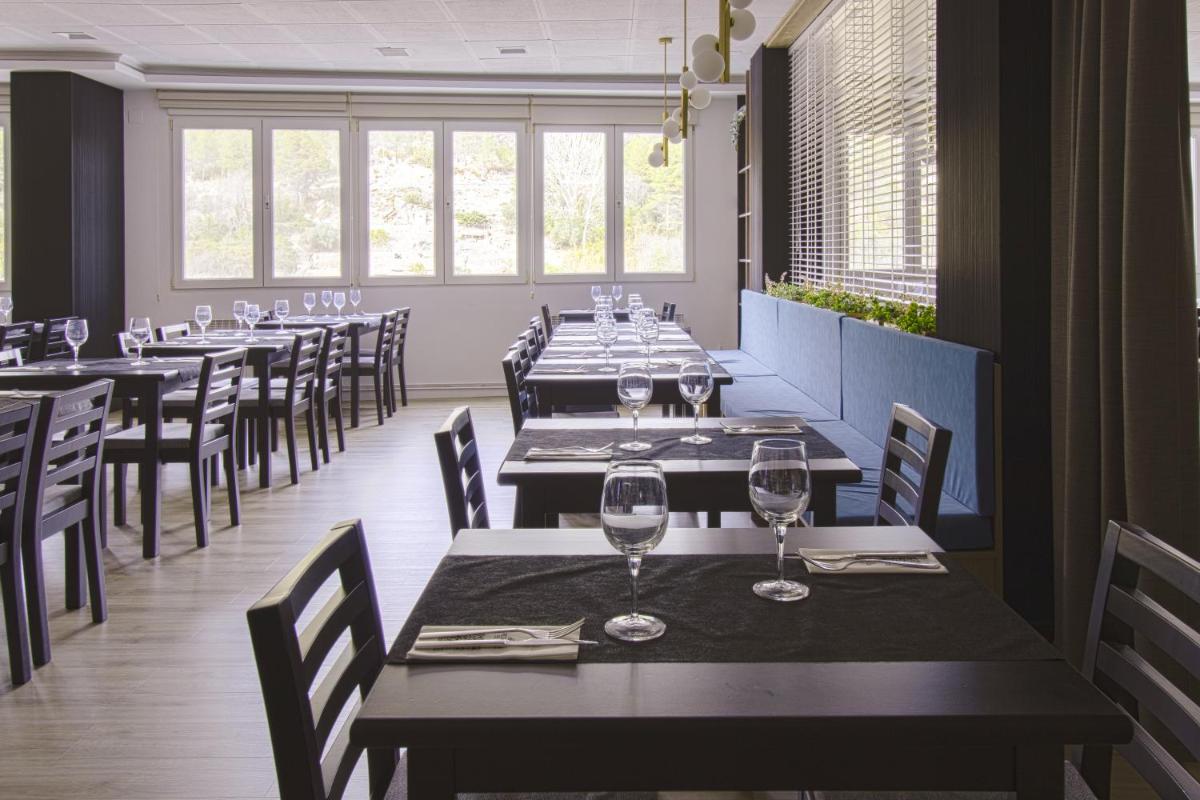 Un restaurante o sitio para comer en Hotel Rosaleda del Mijares
