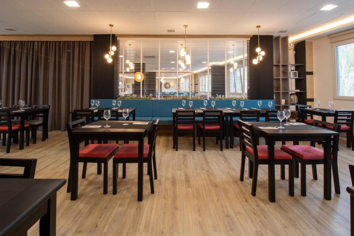 Un restaurante o sitio para comer en Hotel Rosaleda del Mijares