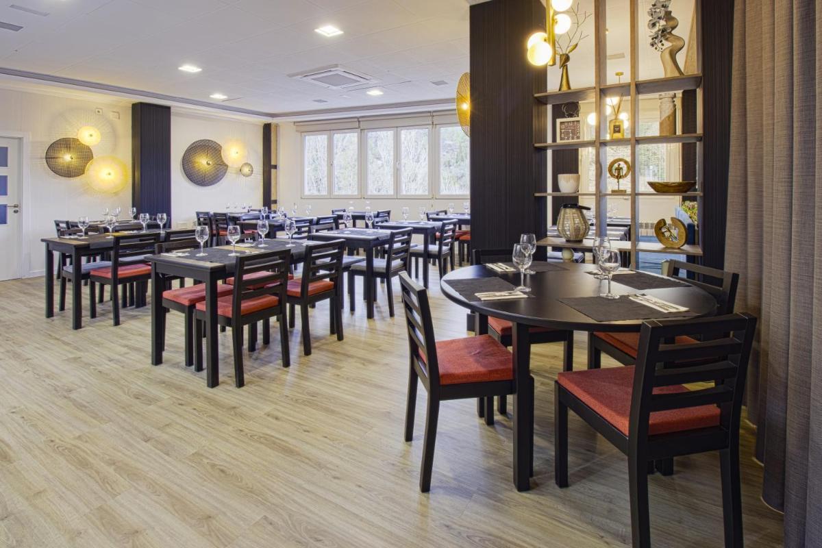 Un restaurante o sitio para comer en Hotel Rosaleda del Mijares