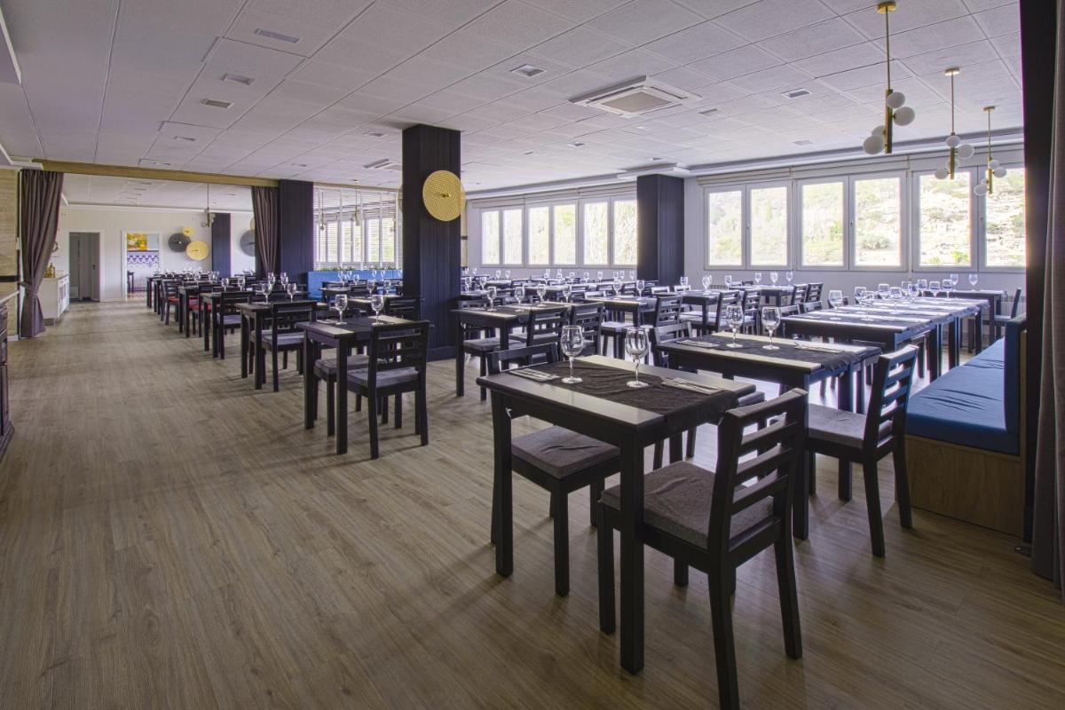 Un restaurante o sitio para comer en Hotel Rosaleda del Mijares