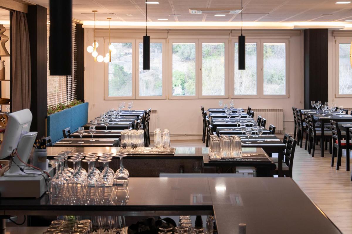 Un restaurante o sitio para comer en Hotel Rosaleda del Mijares
