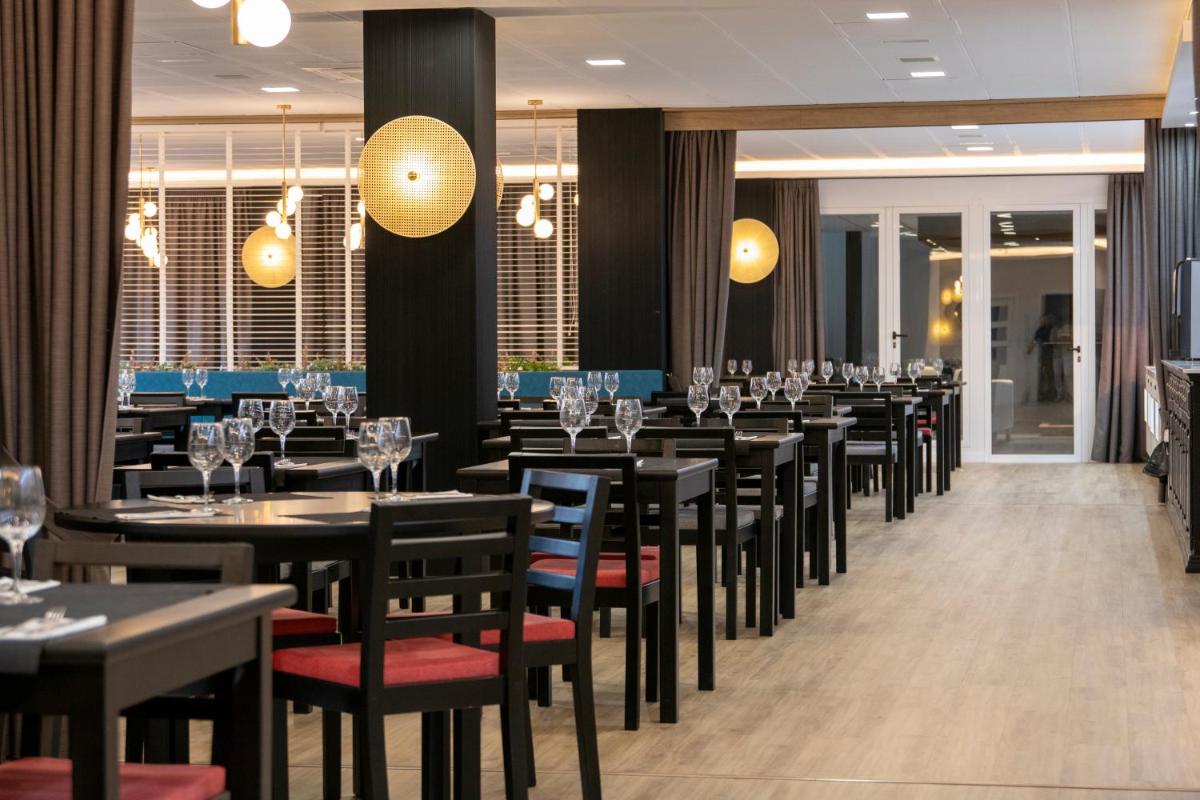 Un restaurante o sitio para comer en Hotel Rosaleda del Mijares