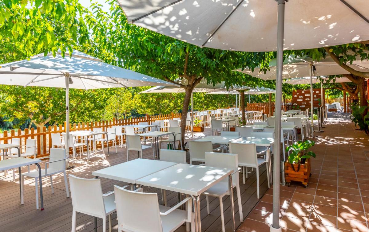 Un restaurante o sitio para comer en Hotel Rosaleda del Mijares