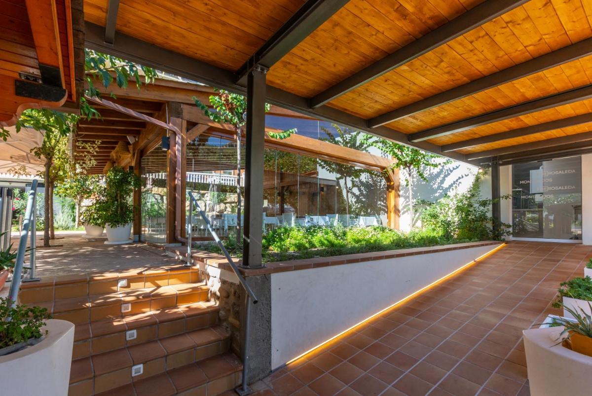 Jardín al aire libre en Hotel Rosaleda del Mijares