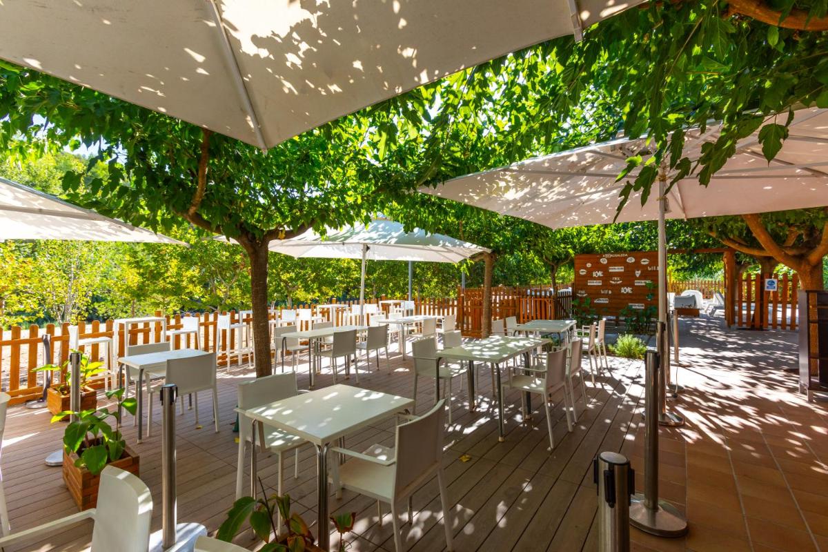 Un restaurante o sitio para comer en Hotel Rosaleda del Mijares