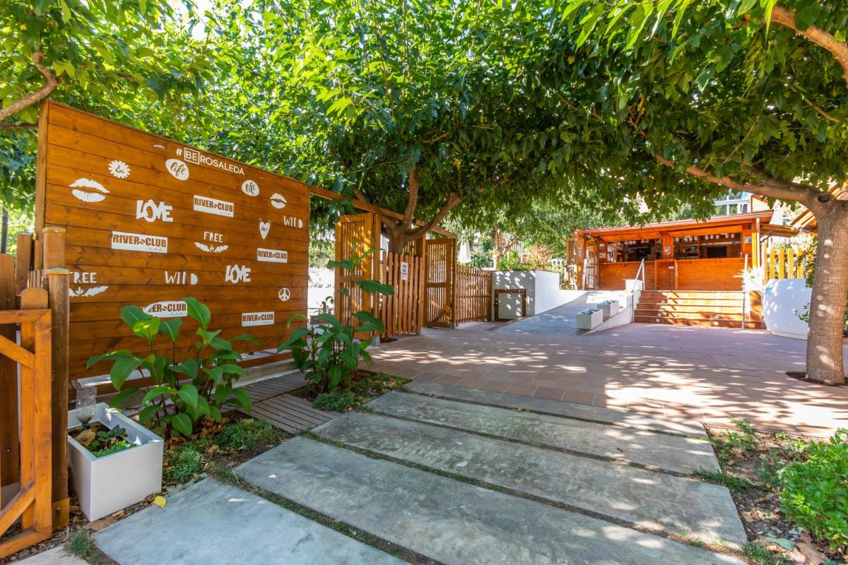 Jardín al aire libre en Hotel Rosaleda del Mijares