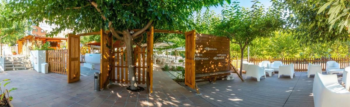 Jardín al aire libre en Hotel Rosaleda del Mijares