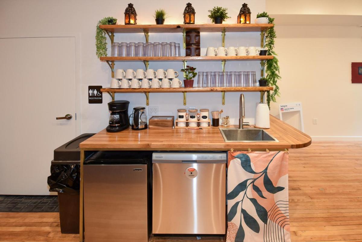 Caravan Hostel DC - Housity