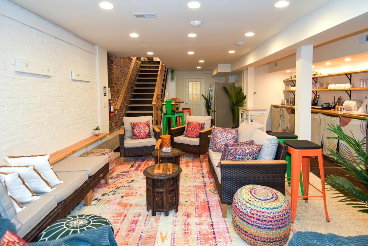 Caravan Hostel DC - Housity