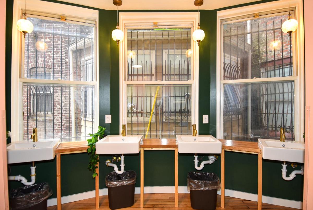 Caravan Hostel DC - Housity