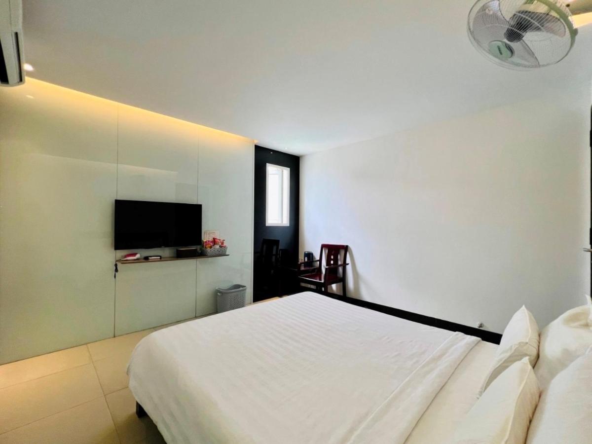 Holiday Inn Hotel - Hizvo