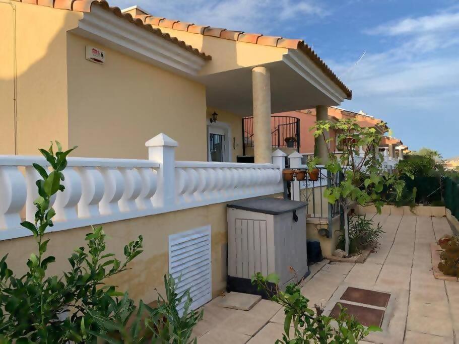 Immaculate bungalow with amazing sea views - Housity