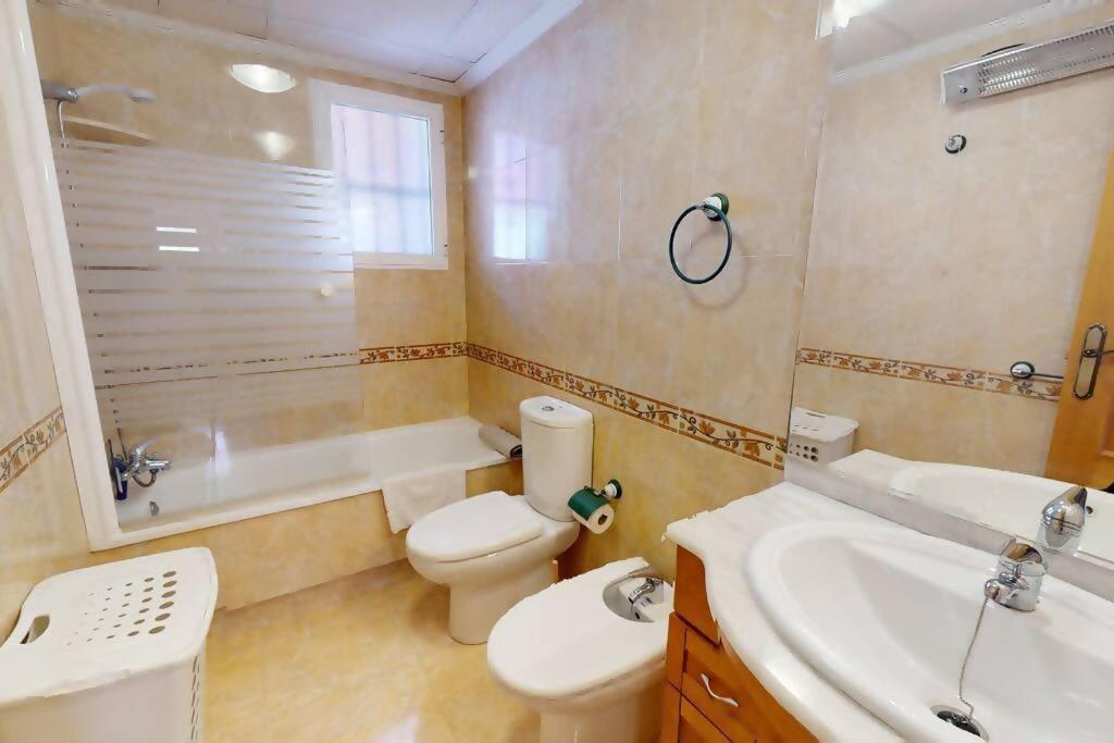 Immaculate bungalow with amazing sea views - Housity