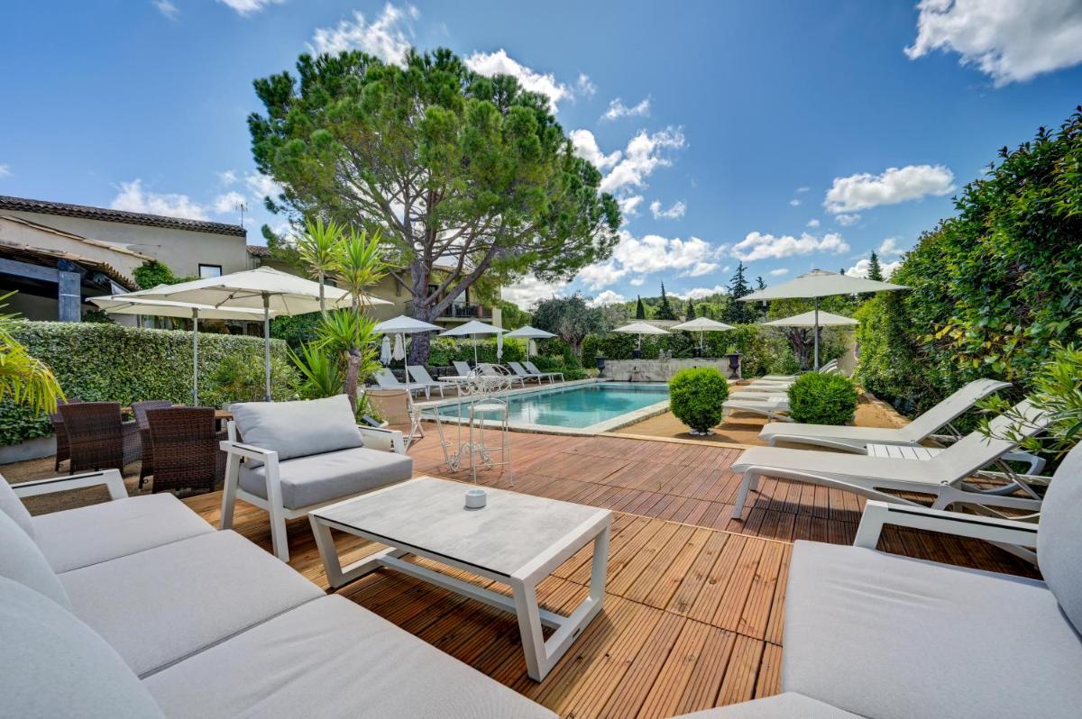 Piscine de l'établissement Hotel Bastide & SPA - Villa de Lourmarin ou située à proximité