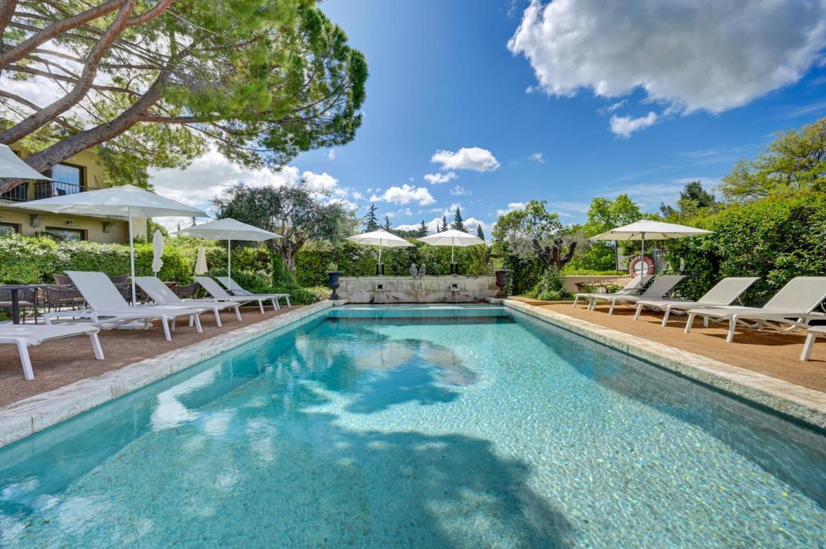 Piscine de l'établissement Hotel Bastide & SPA - Villa de Lourmarin ou située à proximité