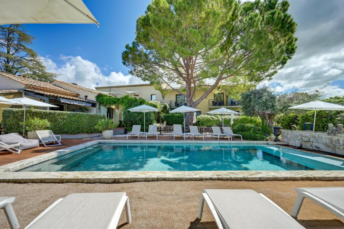 Piscine de l'établissement Hotel Bastide & SPA - Villa de Lourmarin ou située à proximité