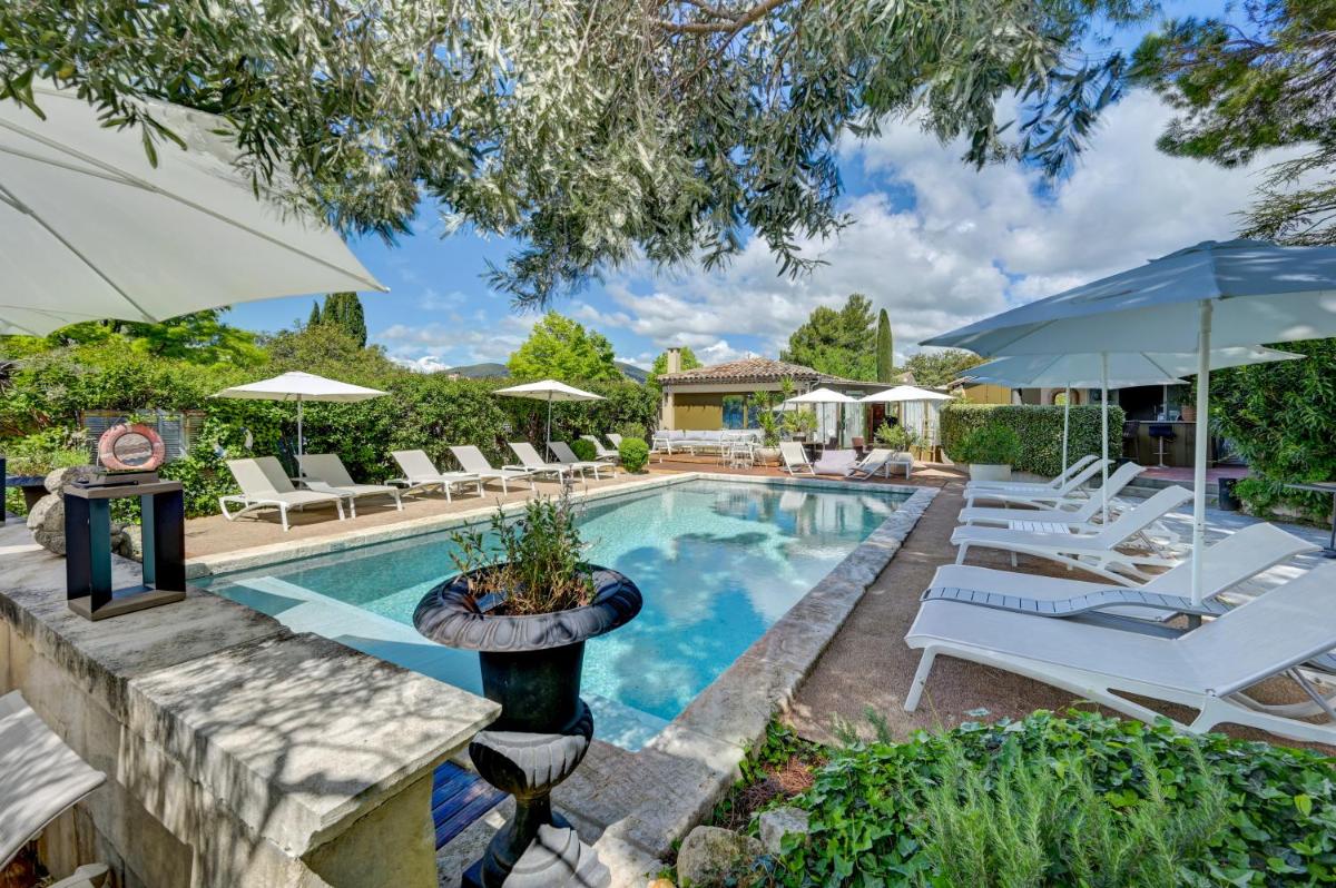 Piscine de l'établissement Hotel Bastide & SPA - Villa de Lourmarin ou située à proximité