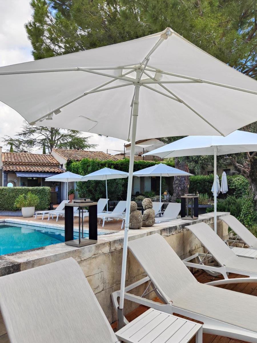 Piscine de l'établissement Hotel Bastide & SPA - Villa de Lourmarin ou située à proximité