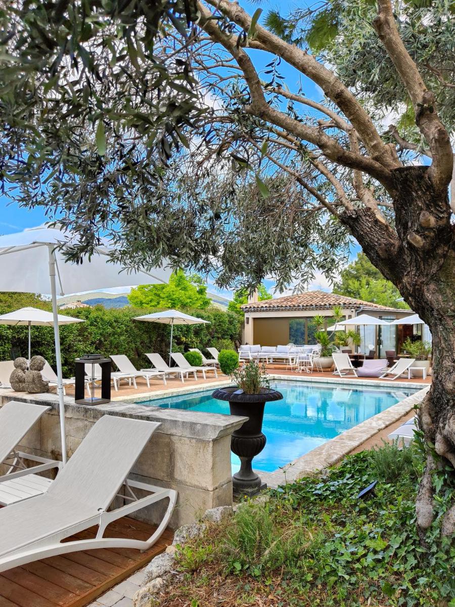 Piscine de l'établissement Hotel Bastide & SPA - Villa de Lourmarin ou située à proximité