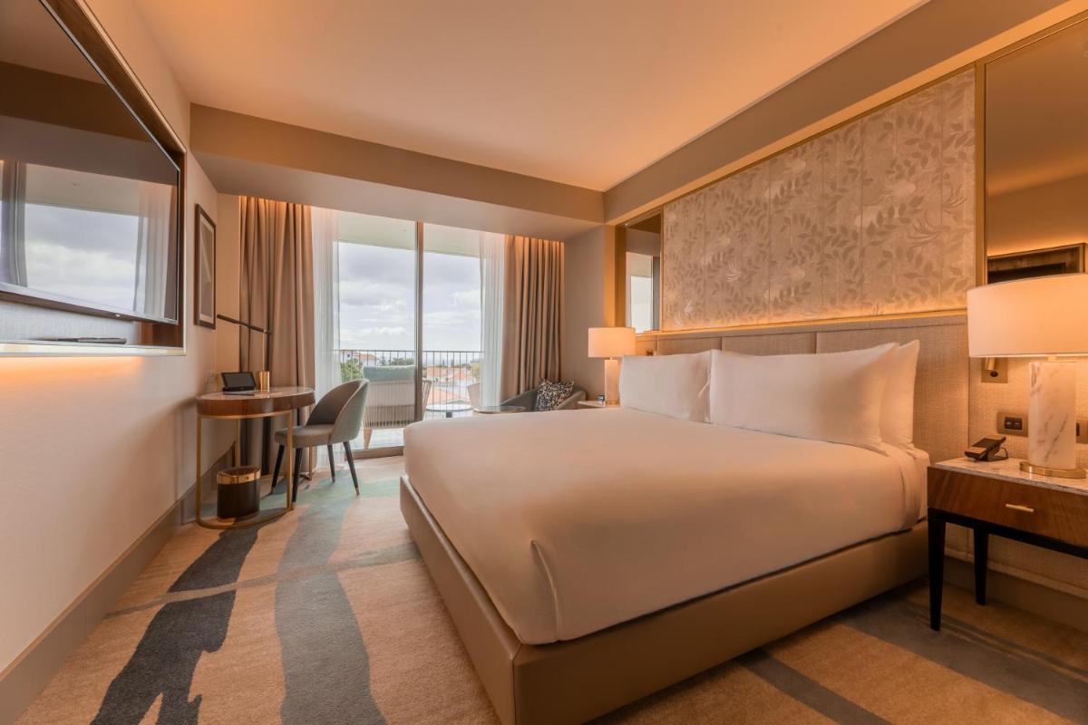 Uma cama ou camas num quarto em Legacy Hotel Cascais, Curio Collection By Hilton