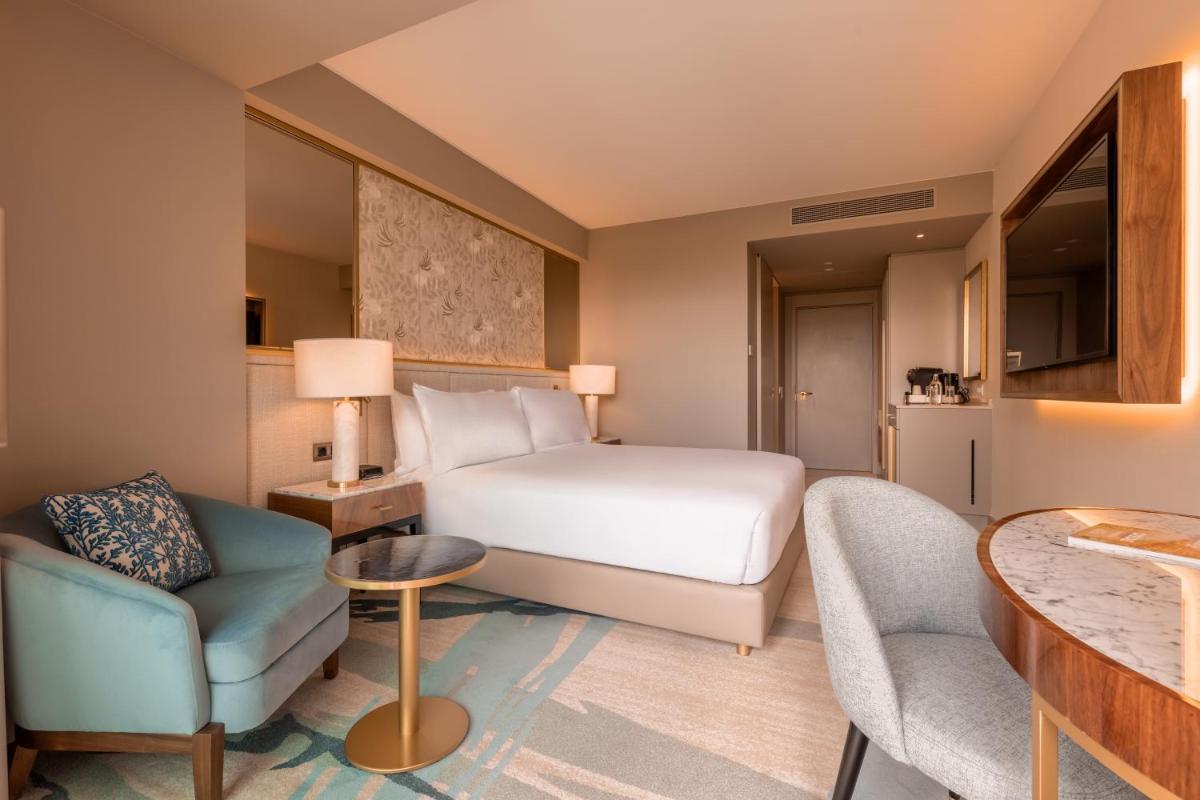 Uma cama ou camas num quarto em Legacy Hotel Cascais, Curio Collection By Hilton