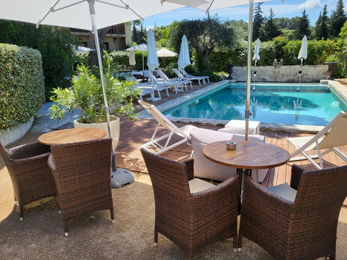 Piscine de l'établissement Hotel Bastide & SPA - Villa de Lourmarin ou située à proximité