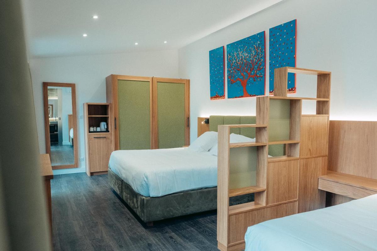 une chambre avec deux lits et une étagère dans l'établissement Hôtel Casale Olmia, à Moncale 95 autres photos